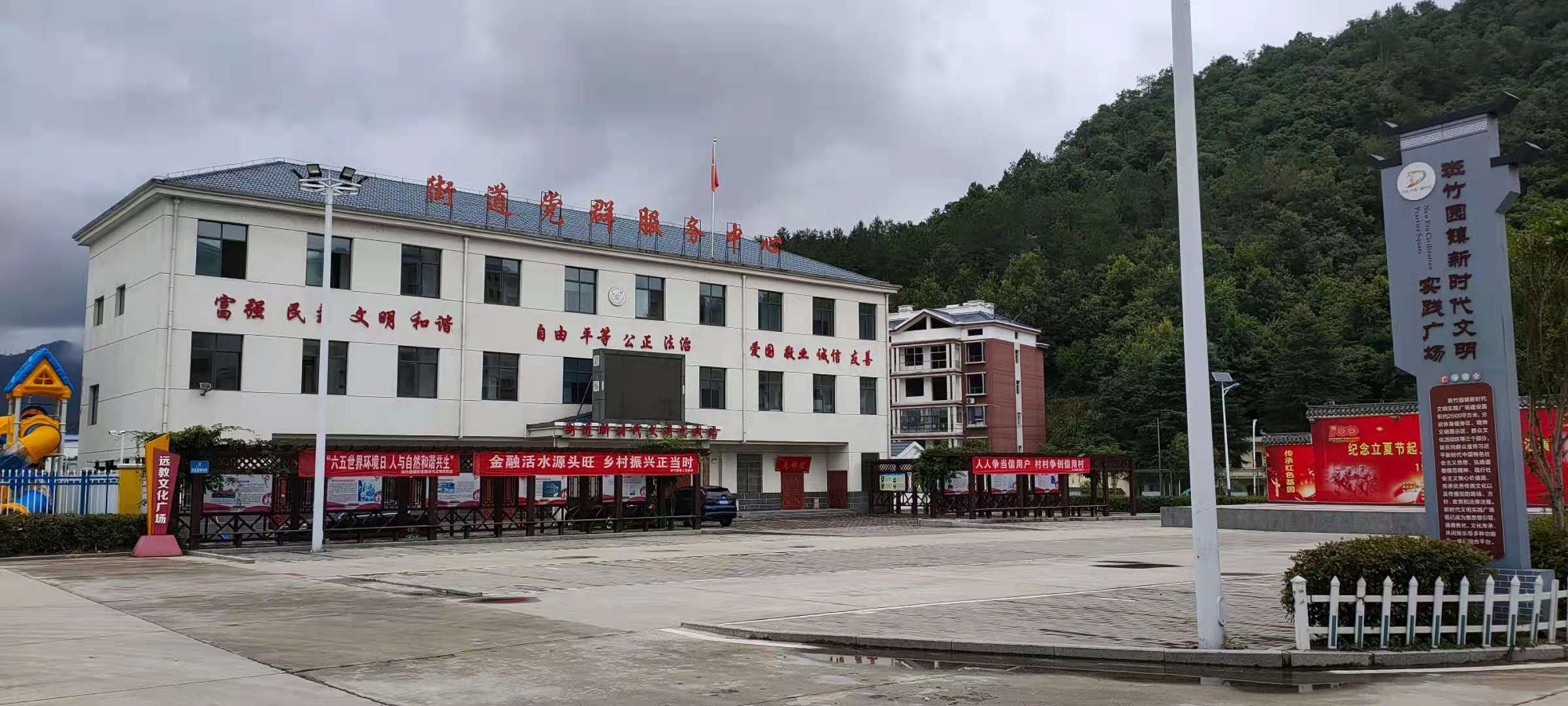 68686868斑竹园街道居委会于2007年9月成立,位于斑竹园镇中心