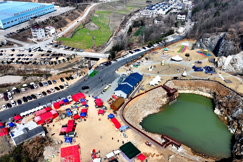 废弃矿坑变身露营基地