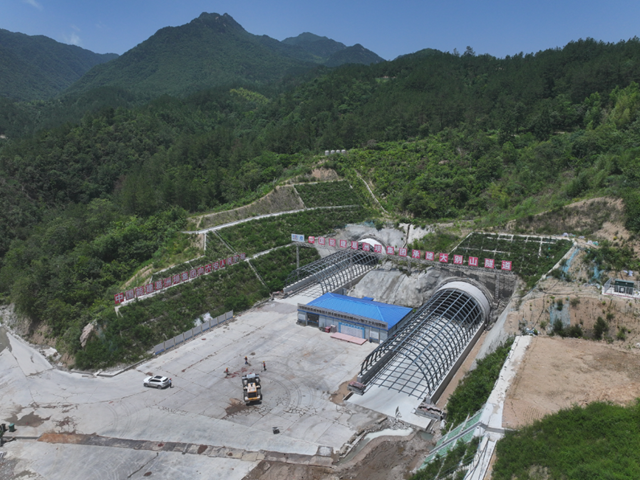 和襄高速六安段最长隧道——大别山特长隧道实现双幅贯通