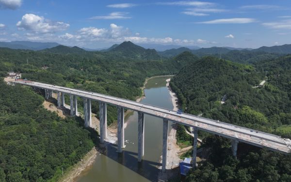 和襄高速牛山河大桥双幅贯通