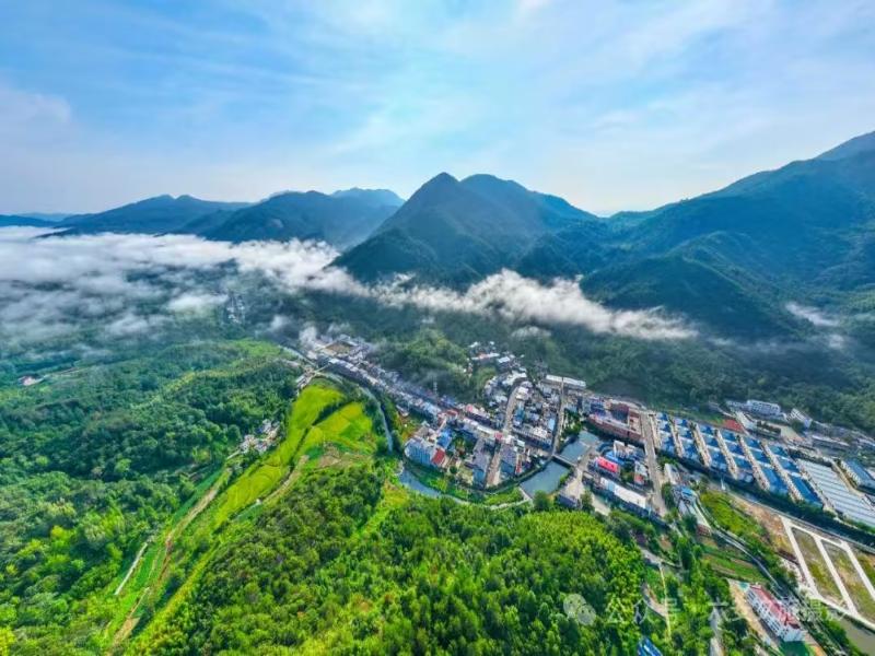 俯瞰云中小镇
