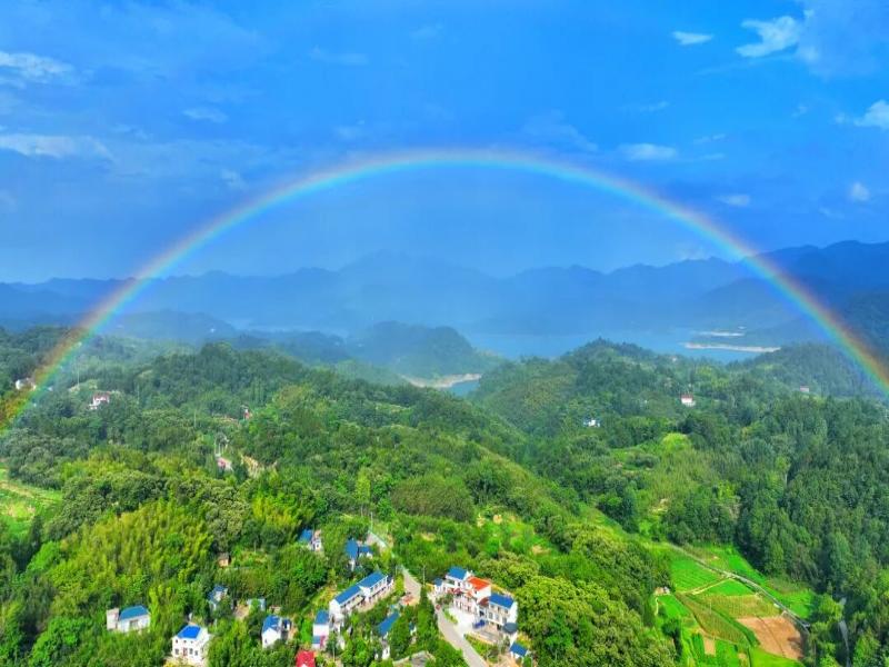 彩虹眷顾美丽乡村