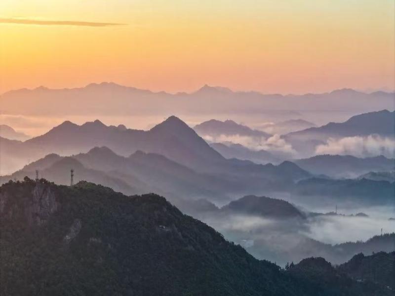 晨曦破雾照山川