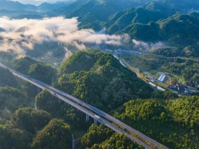 高速飞越小山村