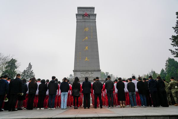 我县举行“追寻·2026·清明祭英烈”活动