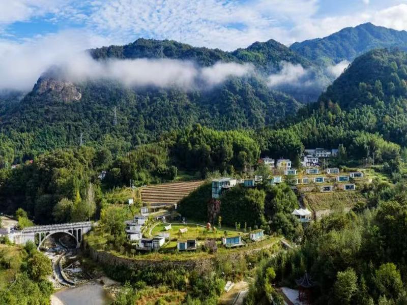 绿水青山度假村