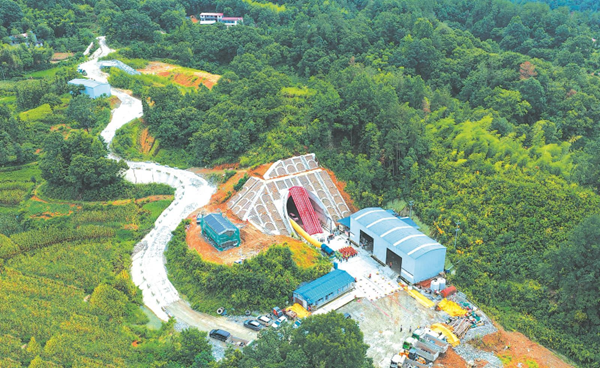 合武高铁黄鹄隧道顺利贯通