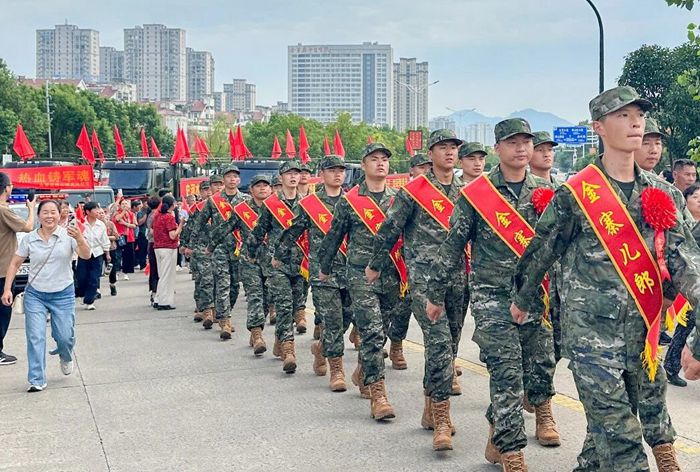 我县举办2026年度下半年欢送新兵入伍暨全民国防教育月文艺演出
活动